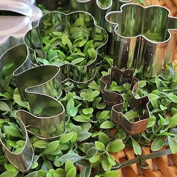 Set Of 14 Vintage To Modern Daisy/Flower Metal Cookie Cutters - Picture 9 of 9